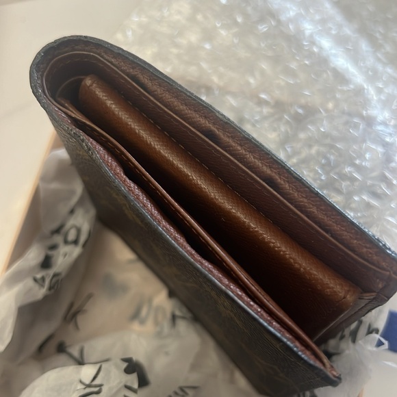 Louis Vuitton Mens Wallet - Picture 7 of 8